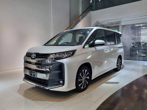 Toyota Noah safari van